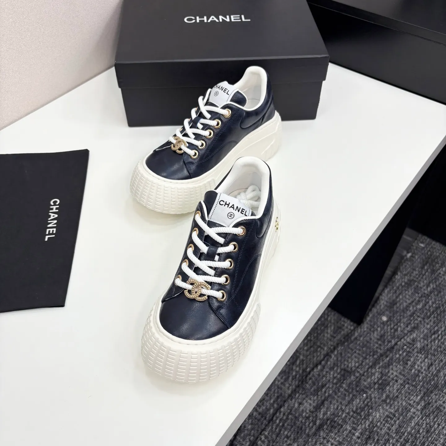 👟👟Ex-factory price 660👟👟 Chanel bread shoes ~ original calfskin panda shoes Chanel 25C latest hot style panda black and white sports shoes casual sneakers Xiaoxiang hot item classic black and white panda color coco girls must pay Fabric: original custom mixed sheepskin lining: original imported breathable mesh lining outsole: Original molded rubber + TPU combination Size: Women's 35-41